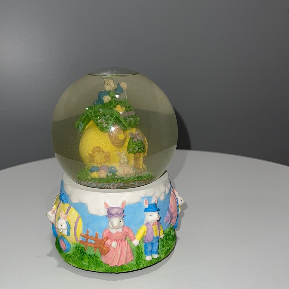 Vintage San Francisco Music Company Here Comes Peter Cottontail snow globe